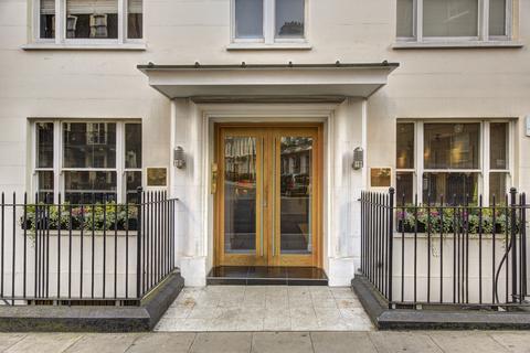 Studio to rent, Hill Street, Mayfair, London, W1J