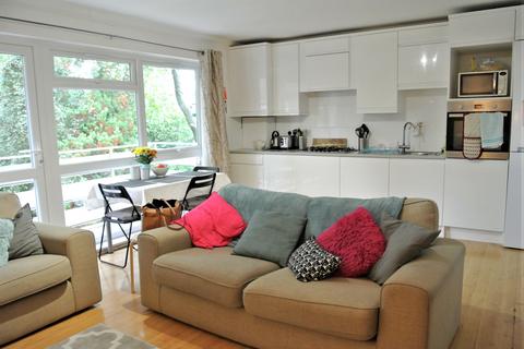 4 bedroom apartment to rent, Willow Bank, Manchester M14