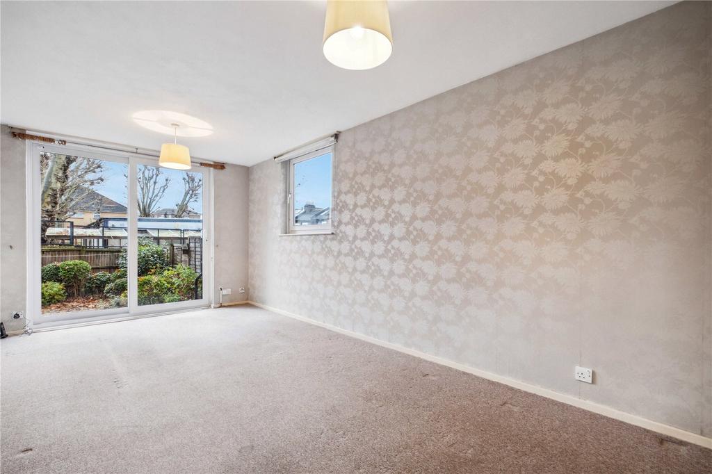 Kingham Close, SW18 1 bed apartment - £315,000