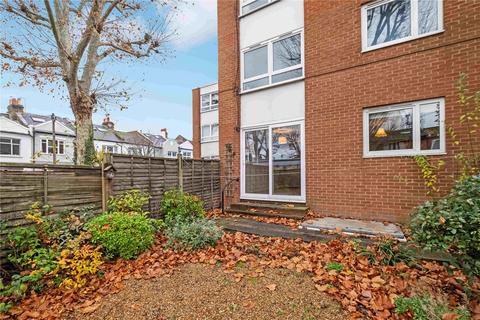 7 Kingham Close, London, SW18 3BX