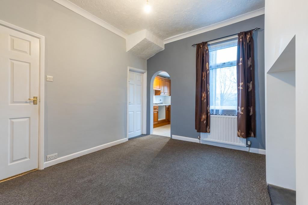 90 North Road, Carnforth, Lancashire, LA5 9LX 2 bed end of terrace