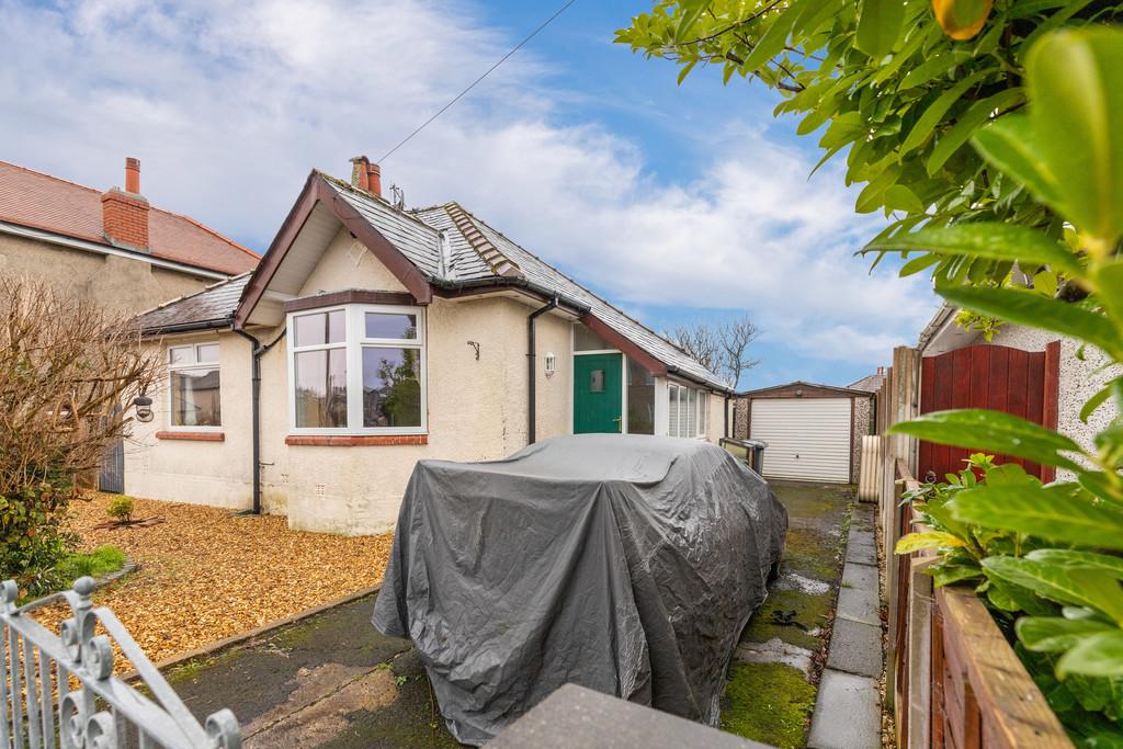 15 Queens Drive, Morecambe, Lancashire, LA4 6LN 3 bed detached bungalow