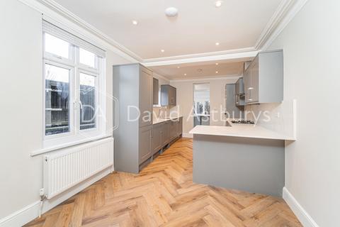 3 bedroom end of terrace house to rent, Coleridge Road, Crouch End