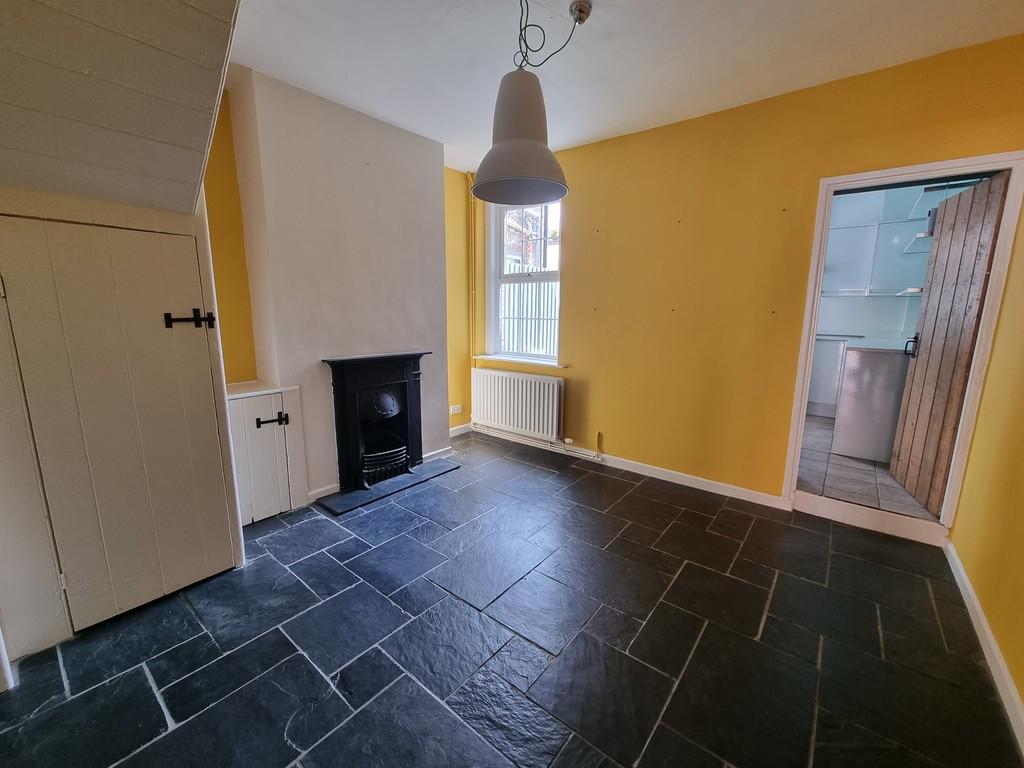 Chapel Street, Warminster 2 bed terraced house to rent £925 pcm (£213 pw)