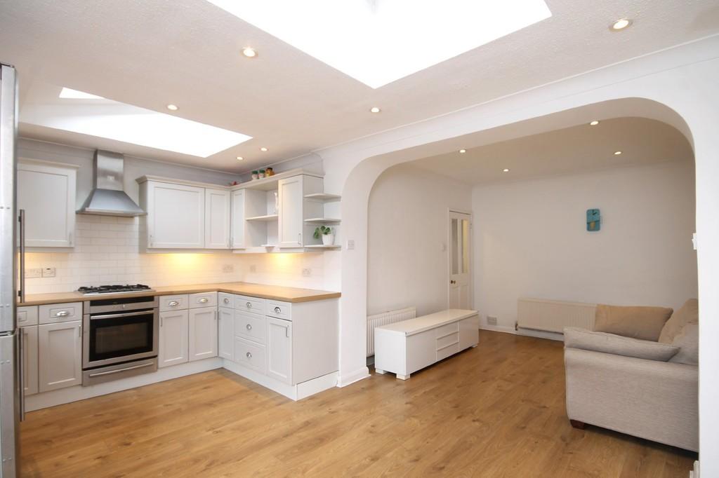 KINGSLEA, LEATHERHEAD, KT22 2 bed end of terrace house £1,695 pcm (£
