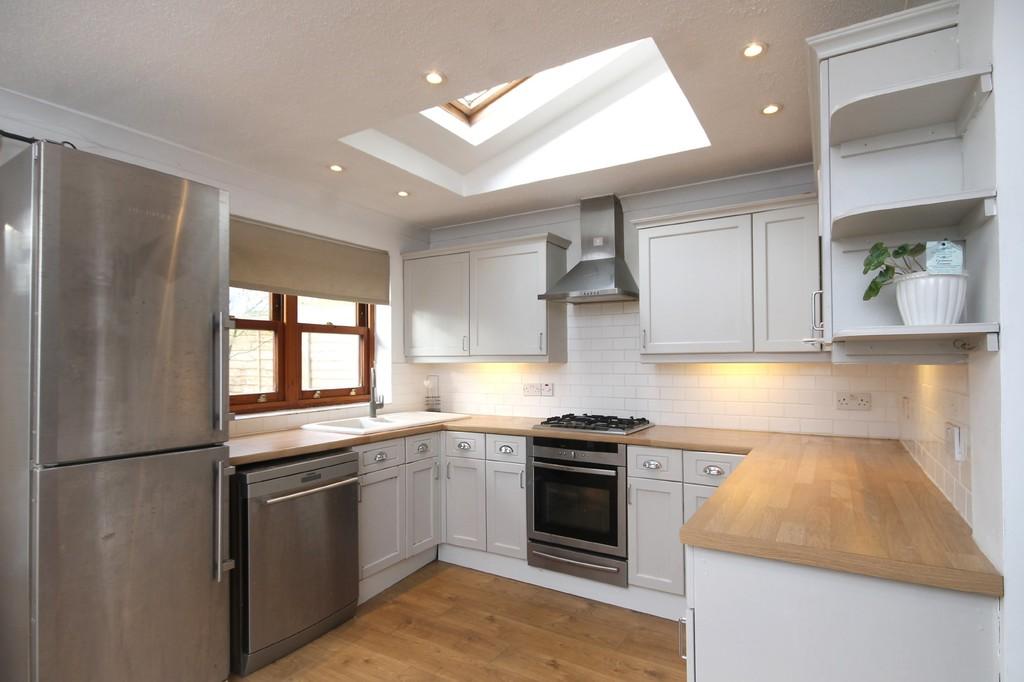 KINGSLEA, LEATHERHEAD, KT22 2 bed end of terrace house £1,695 pcm (£