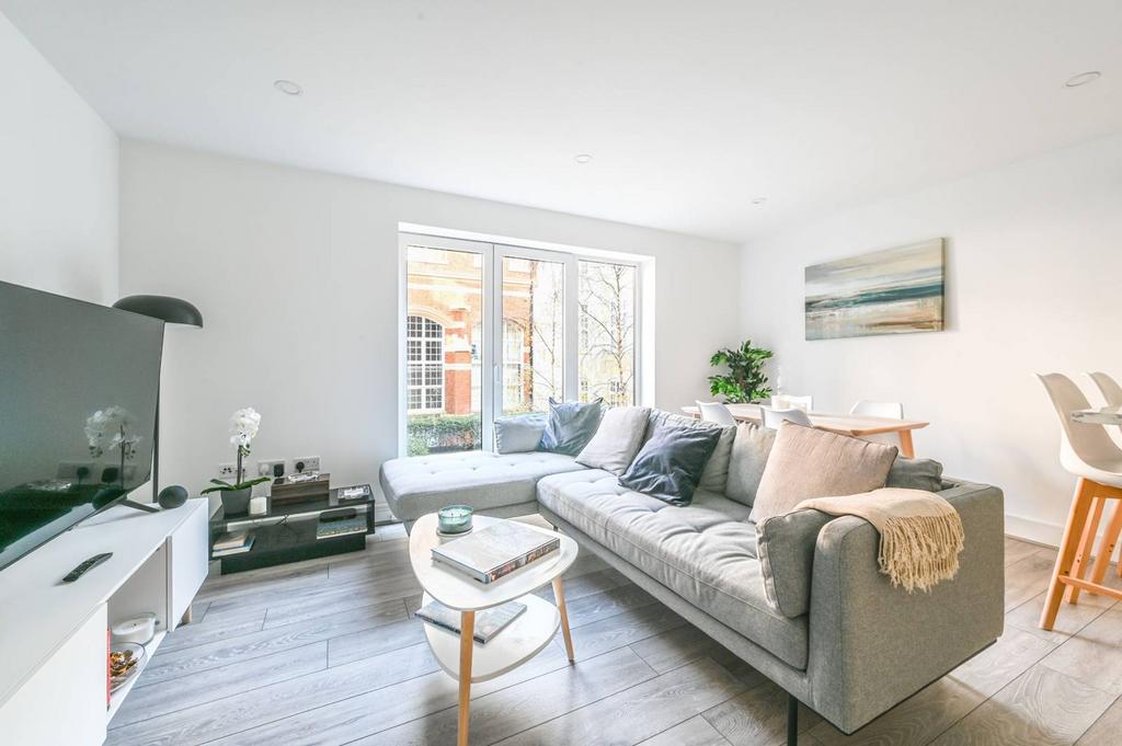 Kingsway Square, Battersea Park, London, SW11 1 bed flat to rent £2,400 pcm (£554 pw)