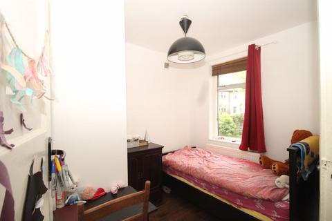 2 bedroom flat for sale, Shelley Close, Greenford