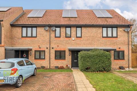 34 Egbert Close, Hornchurch, RM12 5DE