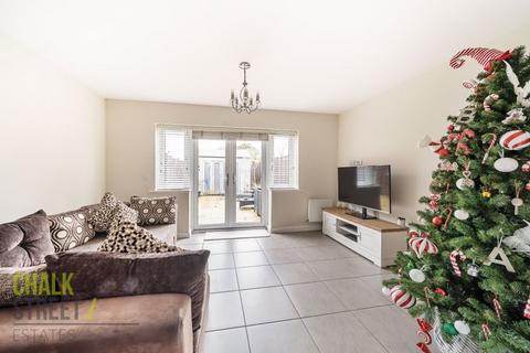 34 Egbert Close, Hornchurch, RM12 5DE