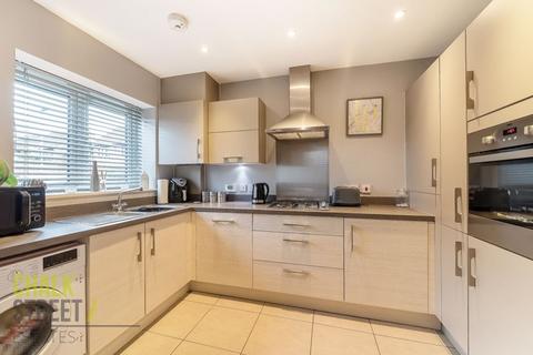 34 Egbert Close, Hornchurch, RM12 5DE