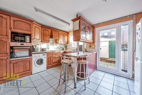 57 Hitchin Close, Romford, RM3 7EQ