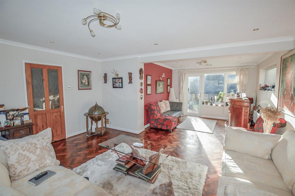 Wren Crescent, Bushey 5 bed detached house £1,100,000