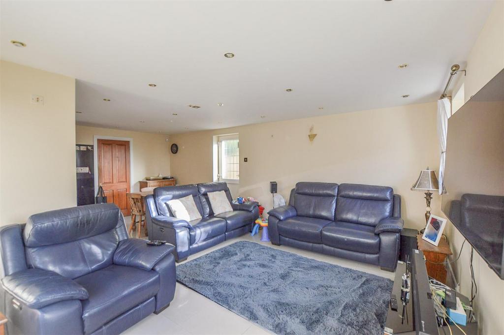 Wren Crescent, Bushey 5 bed detached house £1,100,000
