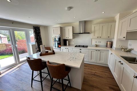 5 bedroom end of terrace house for sale, Manor Gardens, Rhostyllen LL14