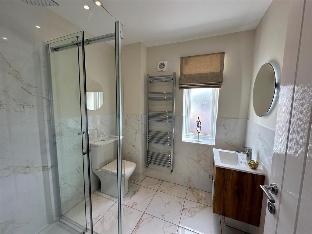 Bathroom/En suite 1