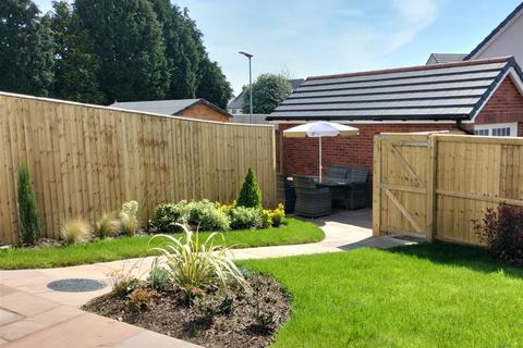 5 bedroom end of terrace house for sale, Manor Gardens, Rhostyllen LL14