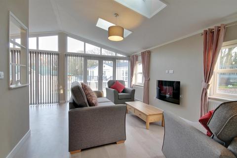 2 bedroom park home for sale, FULLY RESIDENTIAL PARK HOME - Club Cottage, Burnham Green Road, Nr Welwyn