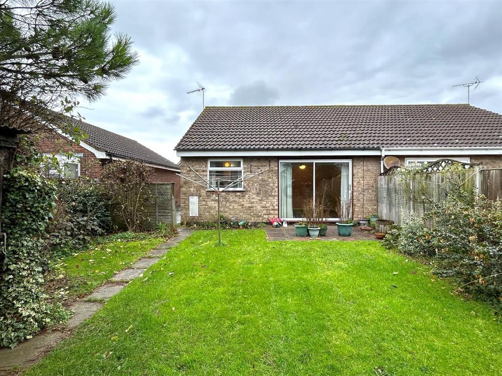 Elmdale Drive, Carlton Colville, Lowestoft 2 bed semidetached bungalow