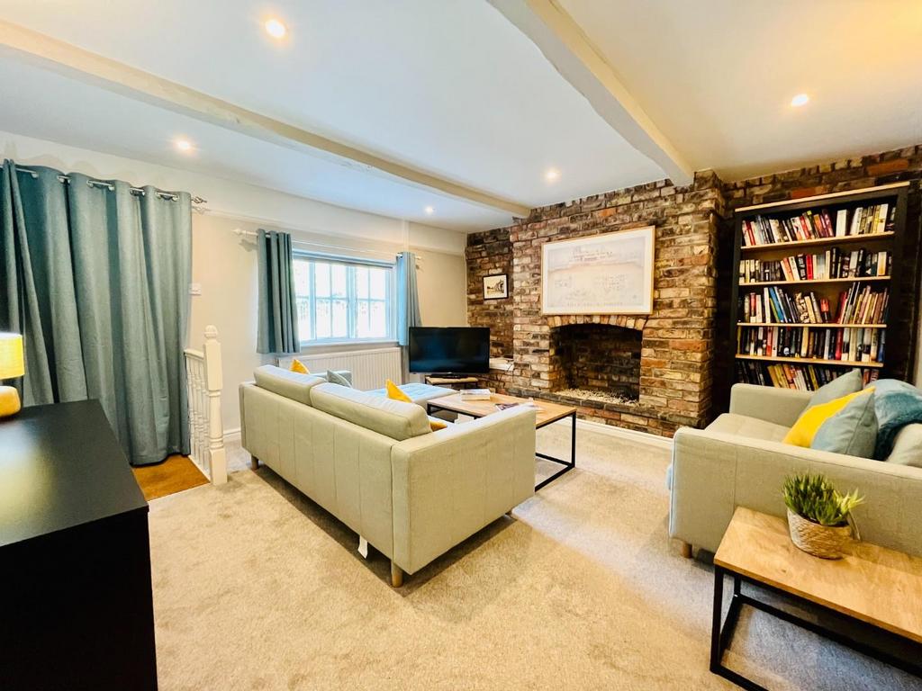 Langham Road, Bowdon 3 bed terraced house £1,750 pcm (£404 pw)