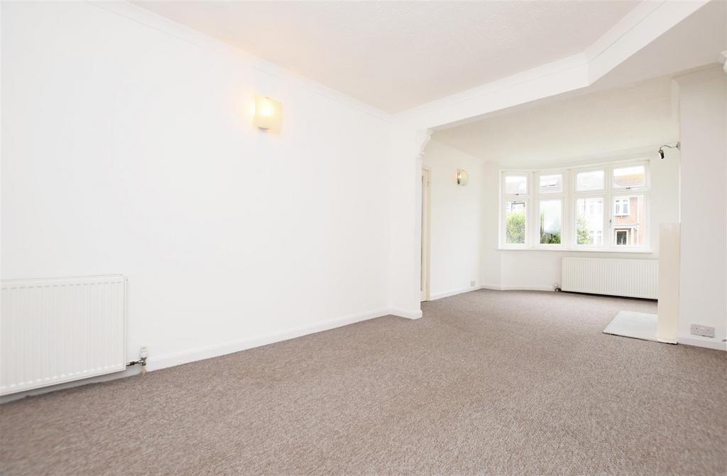 Longford Close, Hampton Hill 3 bed semidetached house £2,095 pcm (£483 pw)