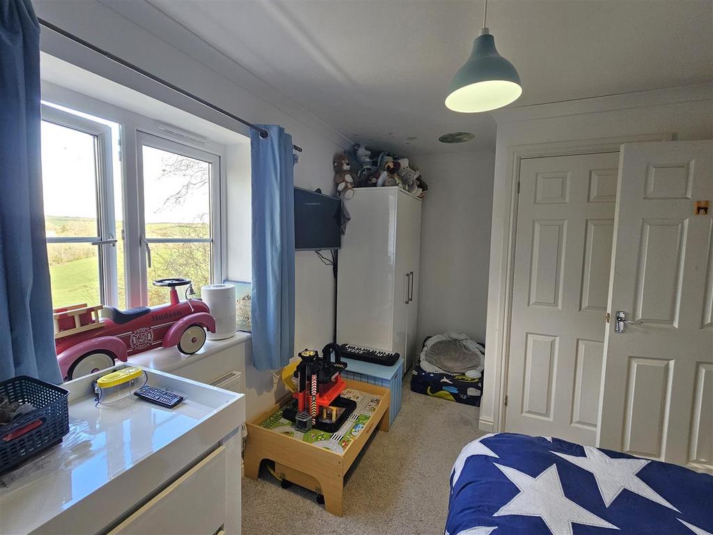 Bedroom 2 (2).jpg