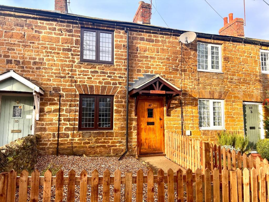 Northampton Road, Brixworth, Northamptonshire NN6 2 bed cottage to rent