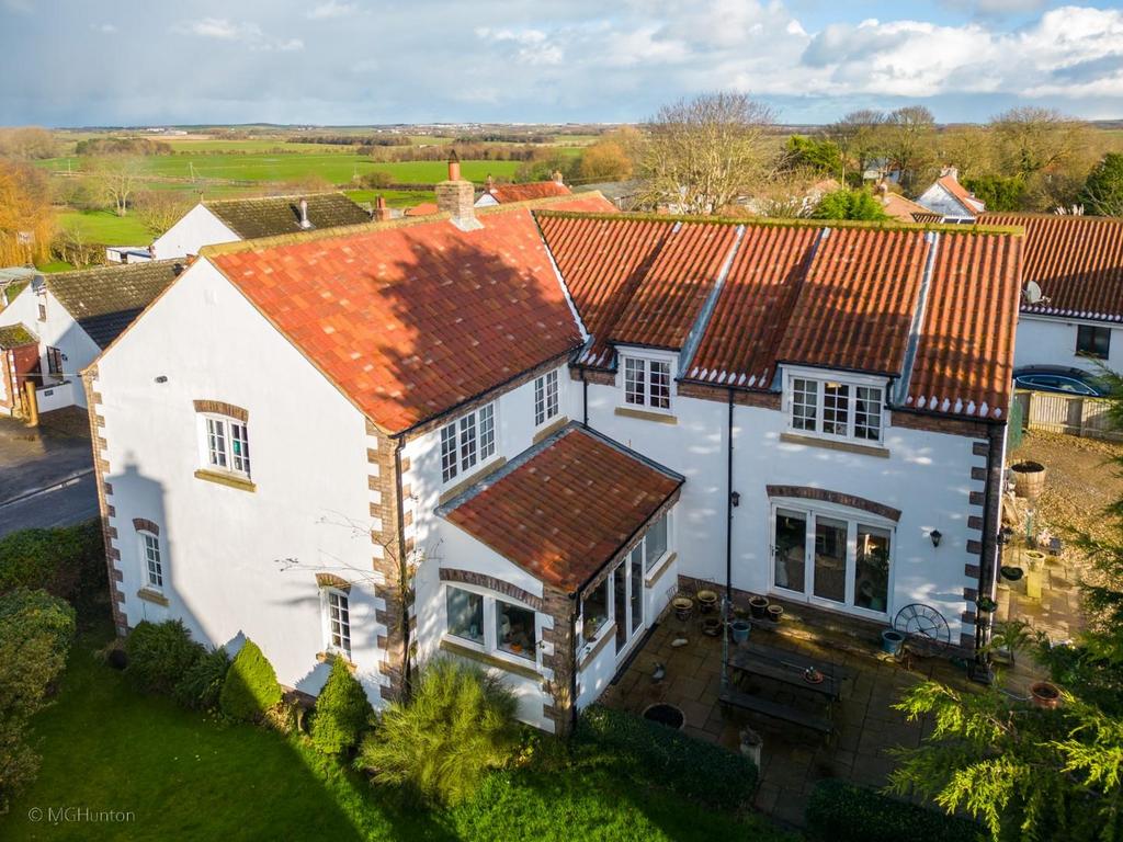 Hunters Lodge, Folkton, Scarborough 4 bed detached house for sale £