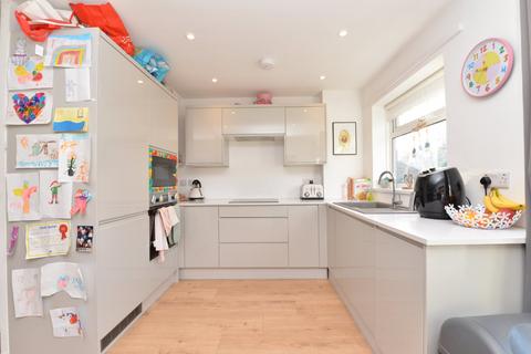22 Bankview, Lymington, SO41 8YG