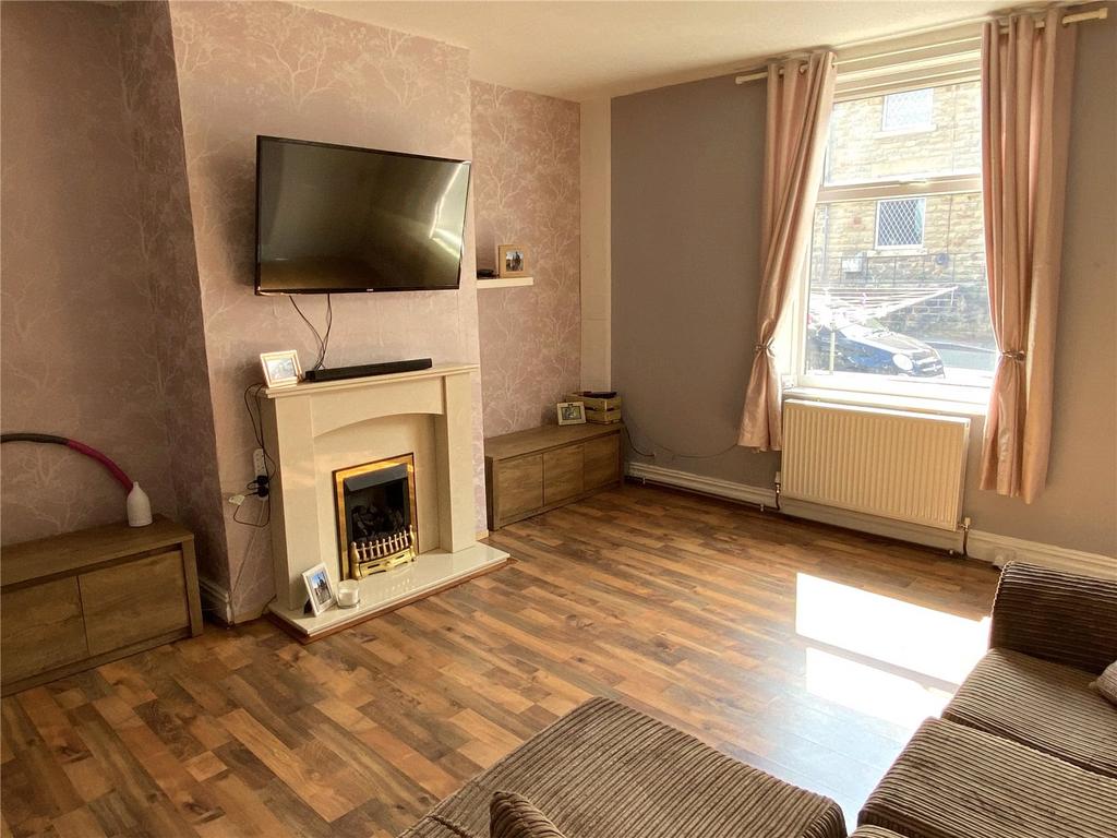 Commonside, Batley, WF17 1 bed terraced house for sale £90,000