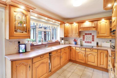 3 bedroom detached house for sale, Brenchley Avenue, Gravesend, Kent, DA11