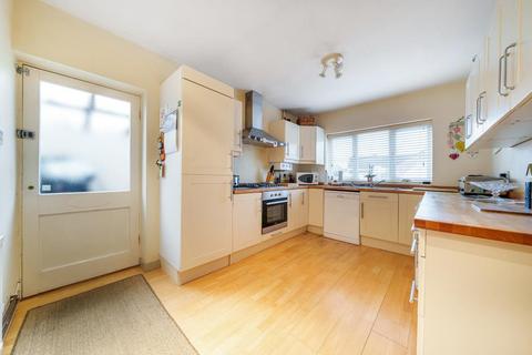 6 Cotswold Way, Carterton, OX18 1BE