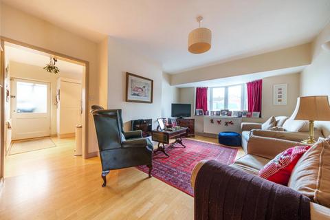 6 Cotswold Way, Carterton, OX18 1BE
