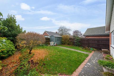 6 Cotswold Way, Carterton, OX18 1BE