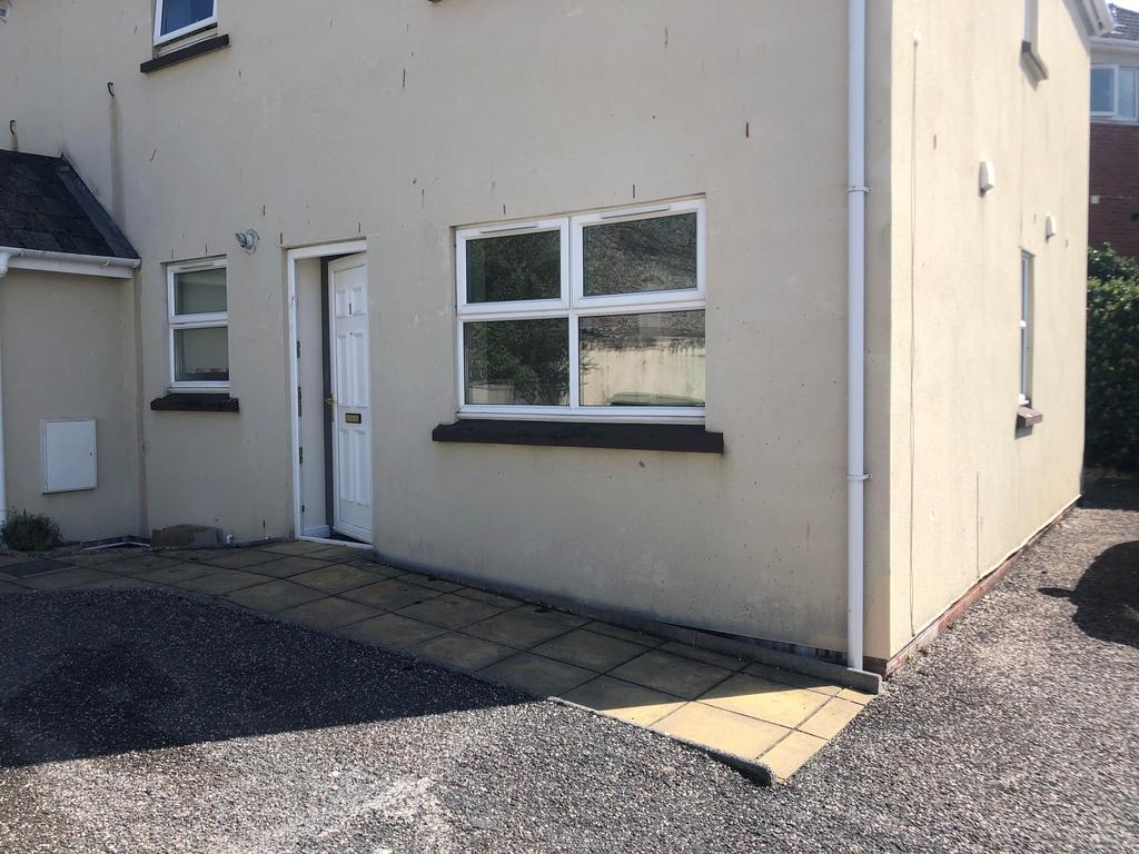 Castor Road, Brixham TQ5 2 bed ground floor flat £725 pcm (£167 pw)