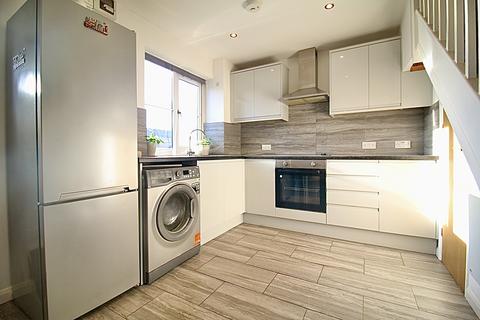 1 bedroom semi-detached house to rent, Drayton Close, Hounslow TW4