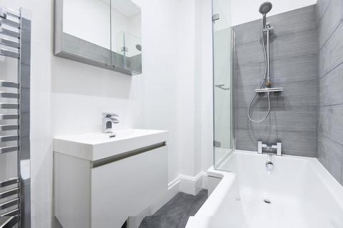 56c Tetherdown, London, N10 1NG