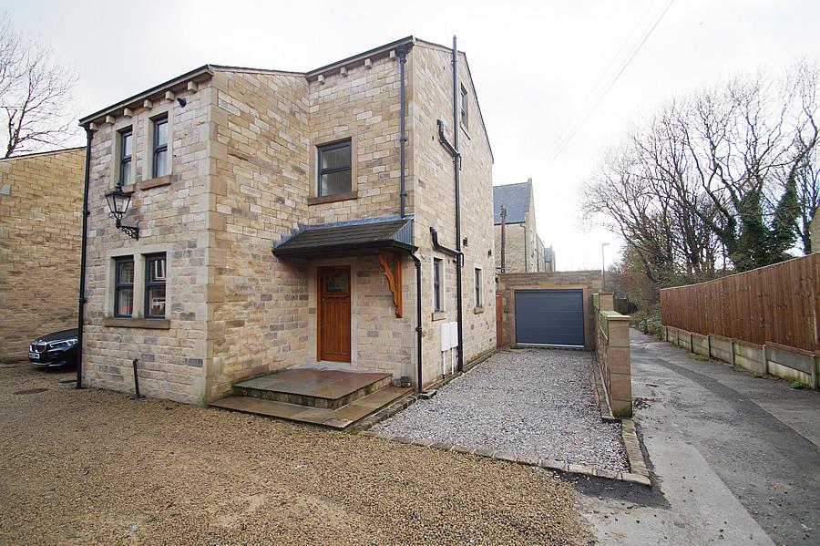 Chew Valley Road, Greenfield OL3 4 bed detached house for sale £575,000