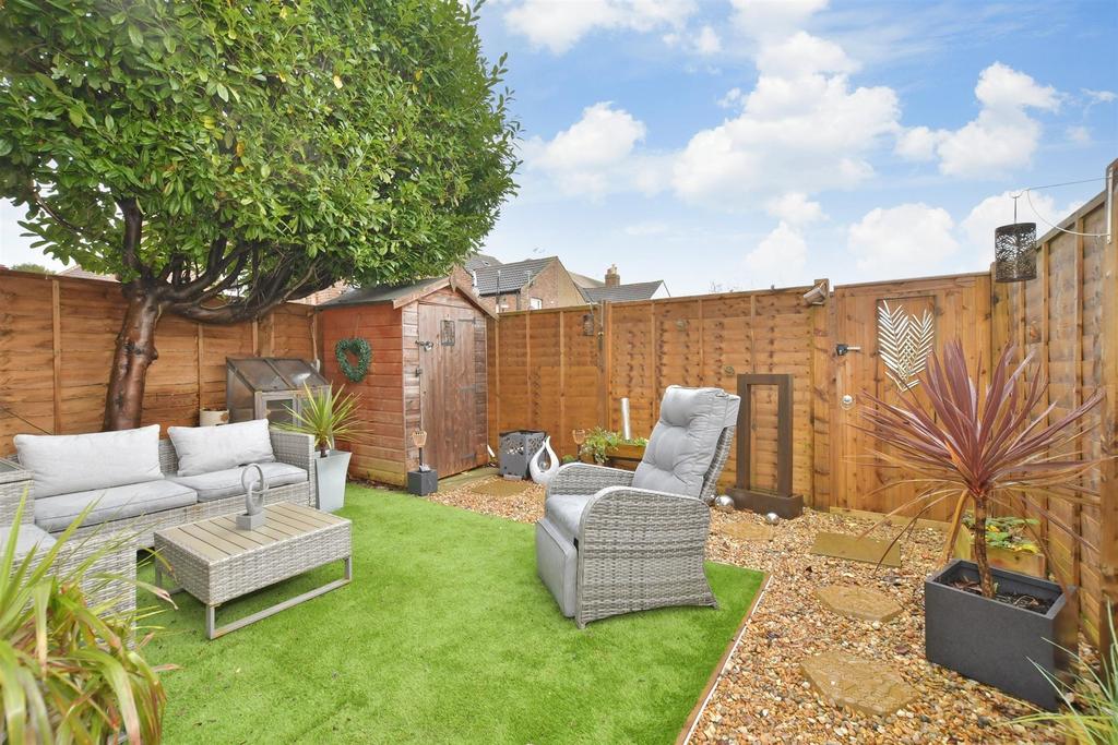 Essex Road, Bognor Regis, West Sussex 2 bed semi-detached house for ...