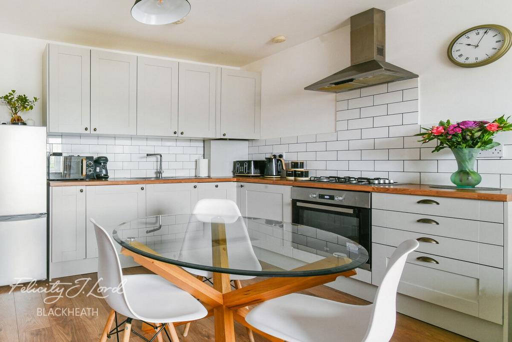 Edison Grove, London, SE18 2 bed apartment for sale £300,000