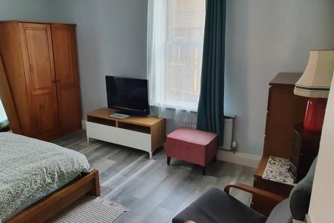 1 bedroom flat to rent, Wakefield House, Goldsmith Road, London, SE15