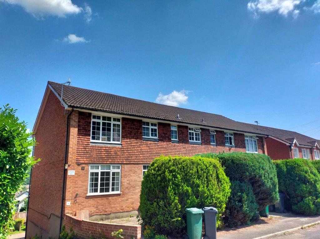 Garibaldi Road, Redhill 1 bed apartment £950 pcm (£219 pw)