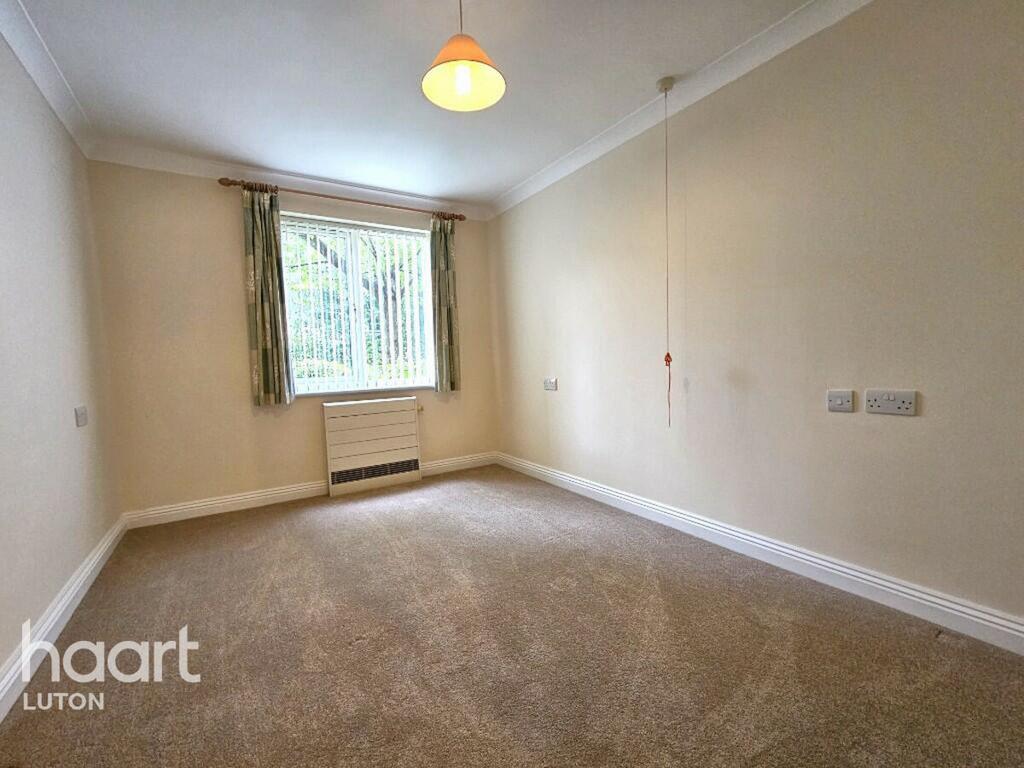 Hancock Drive, Luton 2 bed apartment for sale £200,000
