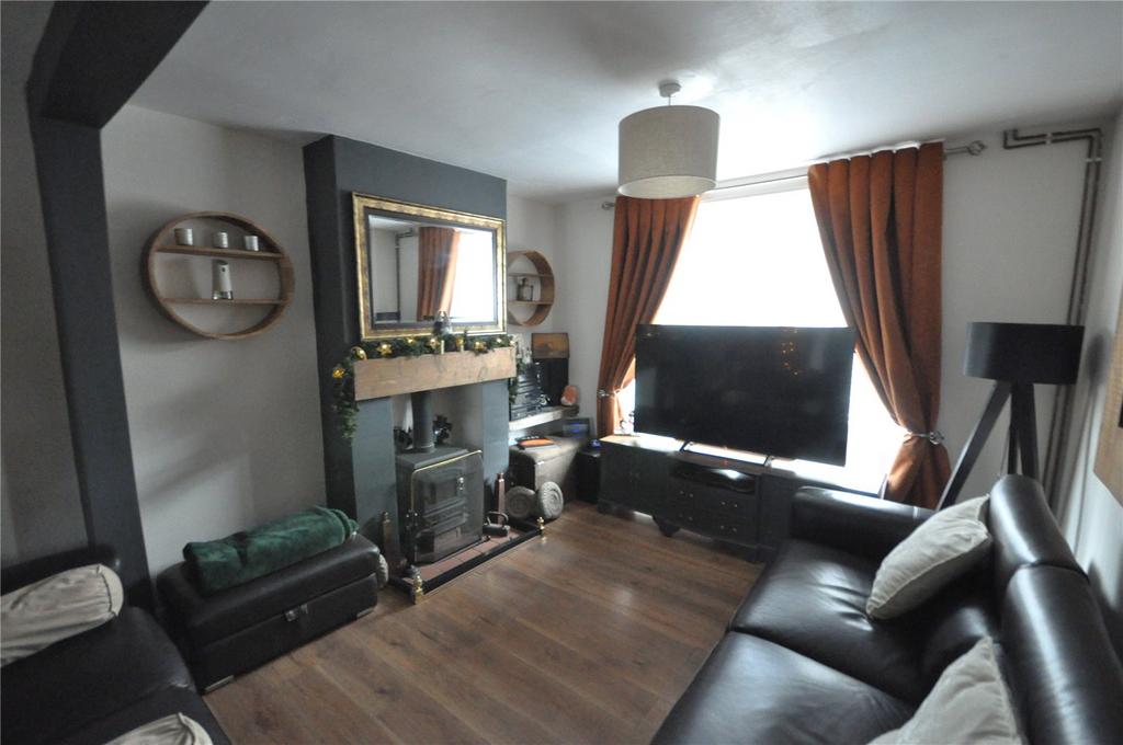 Cumberland Road, Swindon, Wiltshire, SN3 3 bed semidetached house for