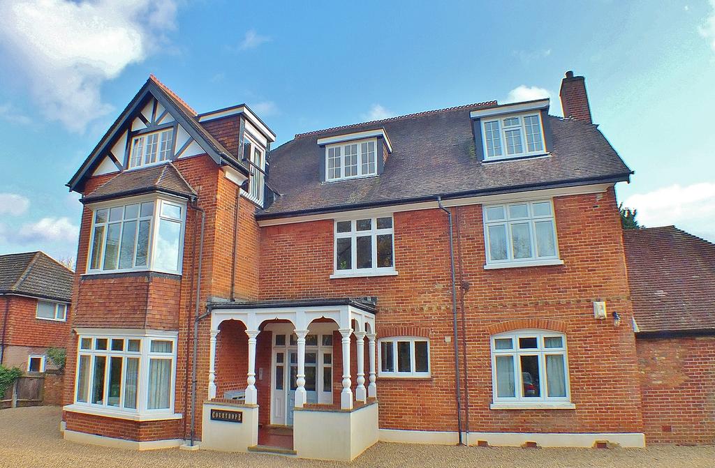 Pembroke Road, Woking, Surrey, GU22 3 bed apartment to rent £1,800