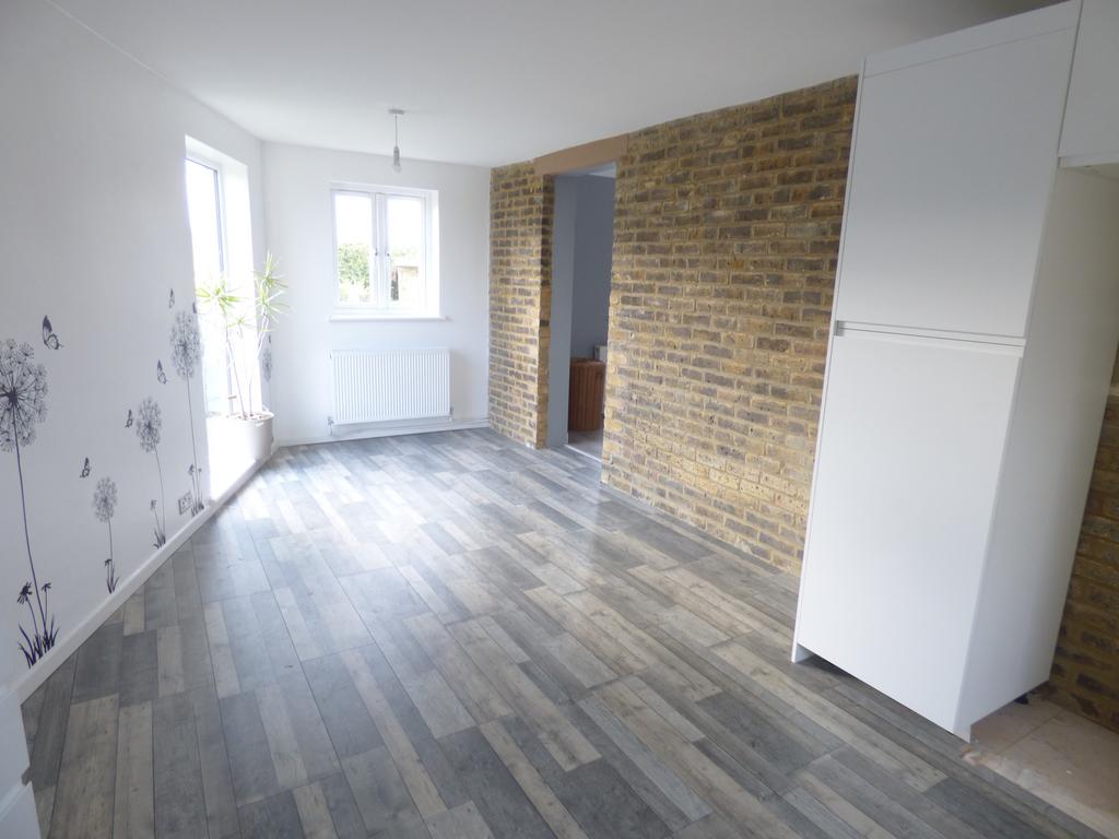 Hall Terrace, South Ockendon, Aveley, RM15 2 bed semidetached house