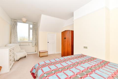 21 Faversham Road, Kennington, Ashford, TN24 9DA