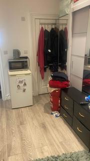 Studio to rent, High Street, Acton