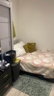 Studio to rent, High Street, Acton