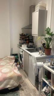 Studio to rent, High Street, Acton